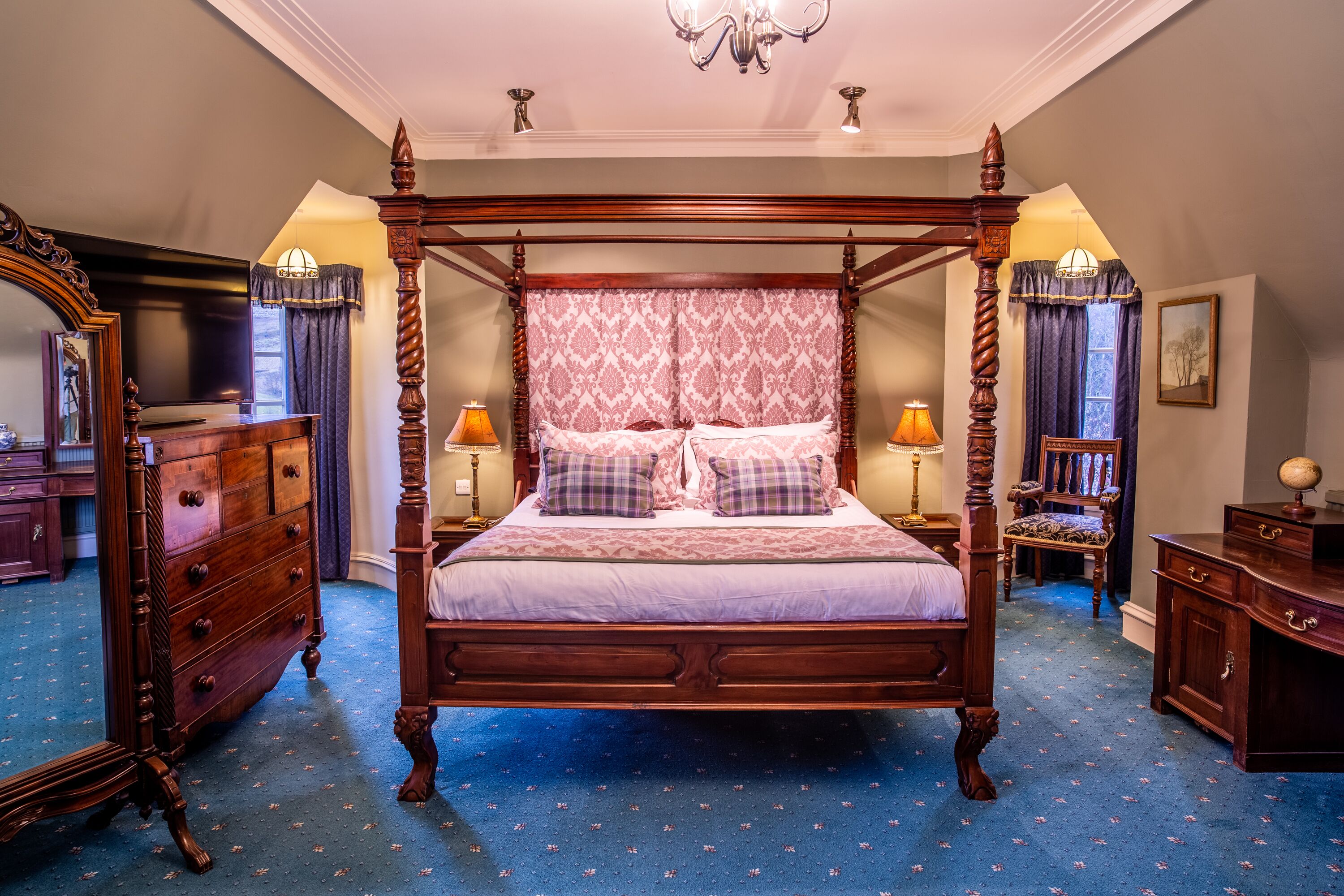 superior double room (tower room) | 1 bedroom, individually decorated, individually furnished, desk