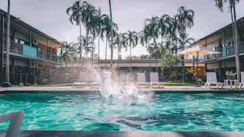 Udendørs pool, åben fra kl. 08.00 til kl. 20.00, liggestole