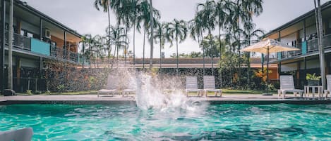 Piscine extérieure, chaises longues