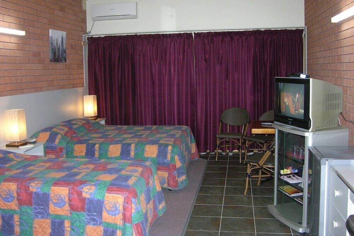 Premium bedding, iron/ironing board, WiFi (free)