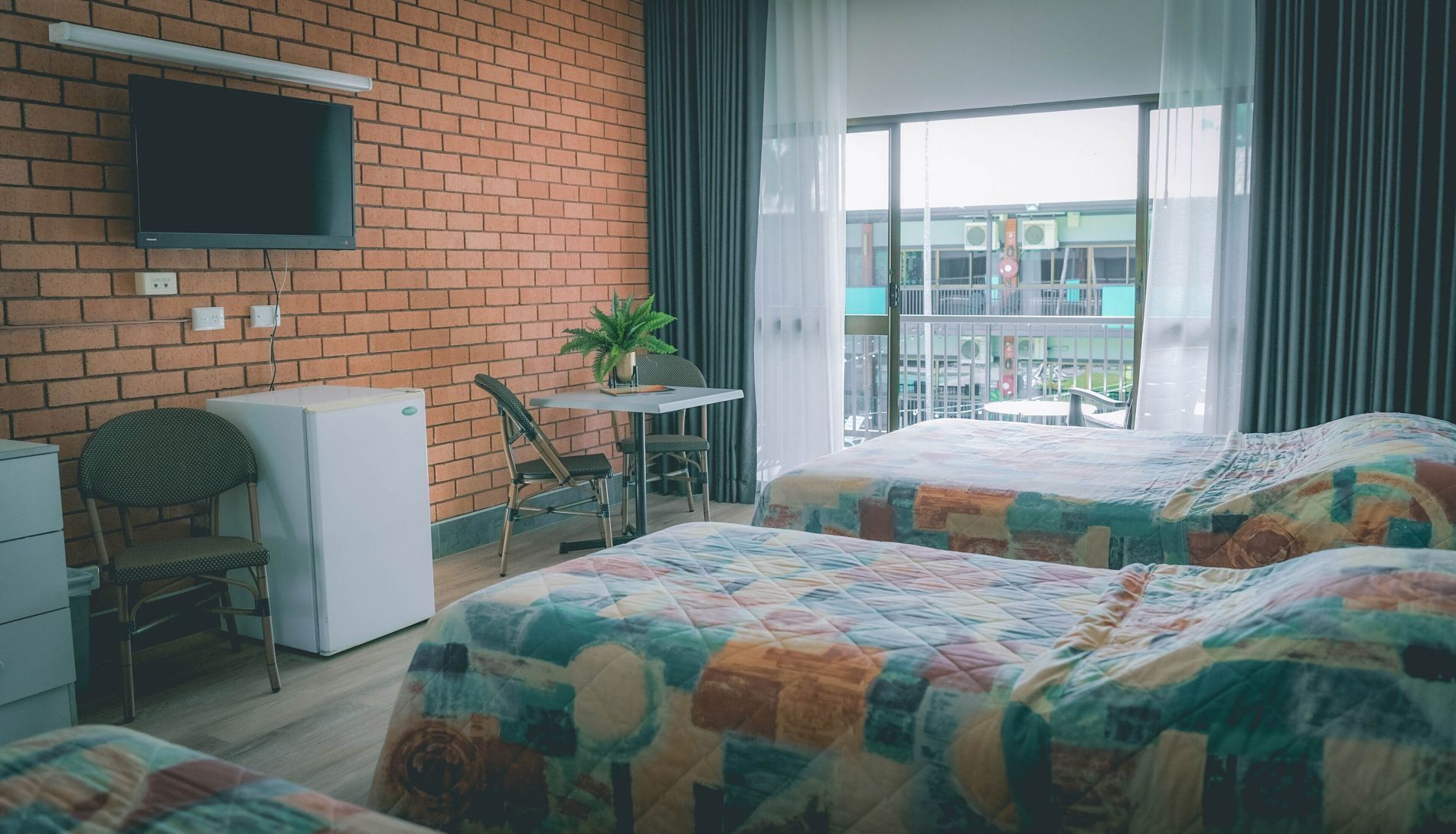 أغطية فراش متميزة ومكواة/لوح كي وواي فاي مجانًا