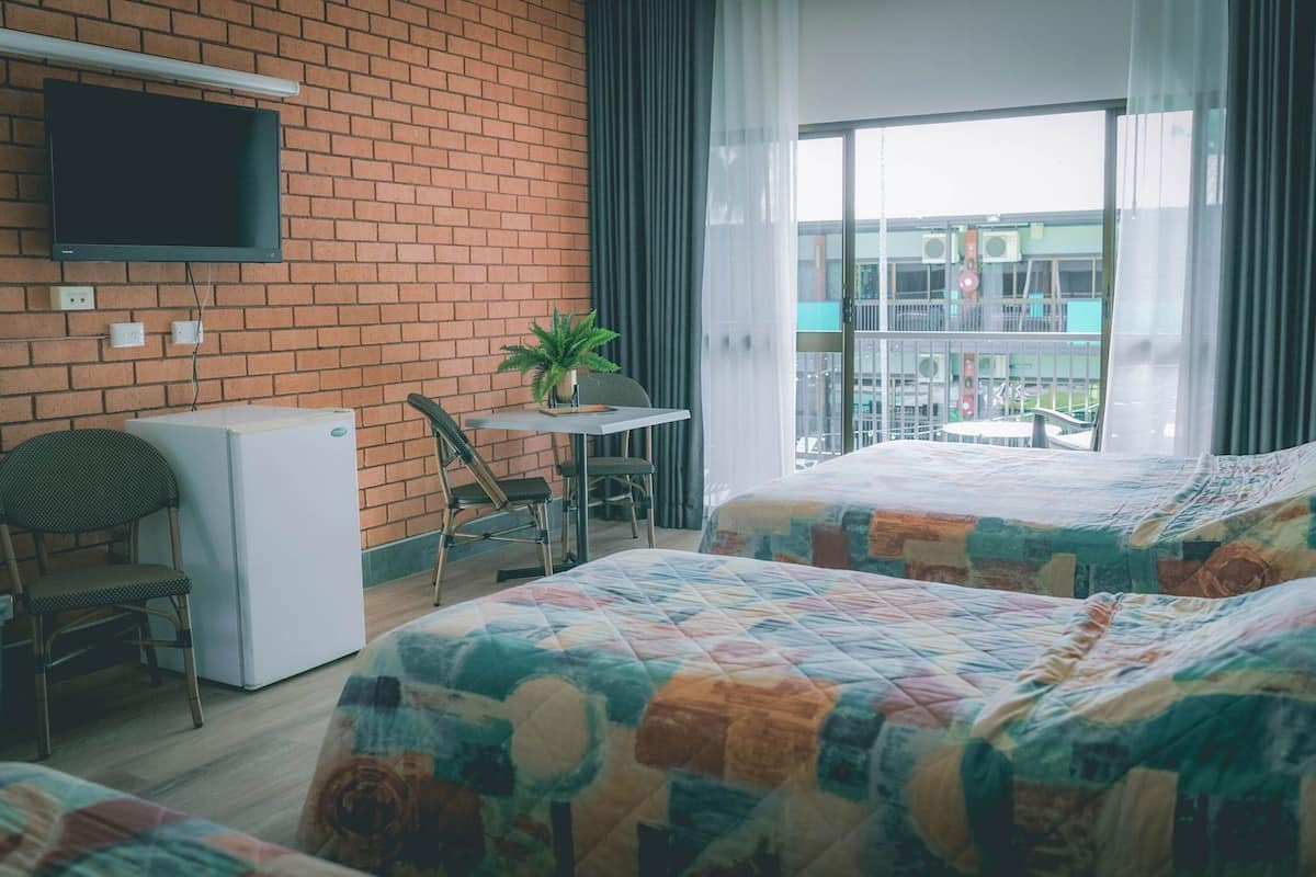 Premium bedding, iron/ironing board, free WiFi