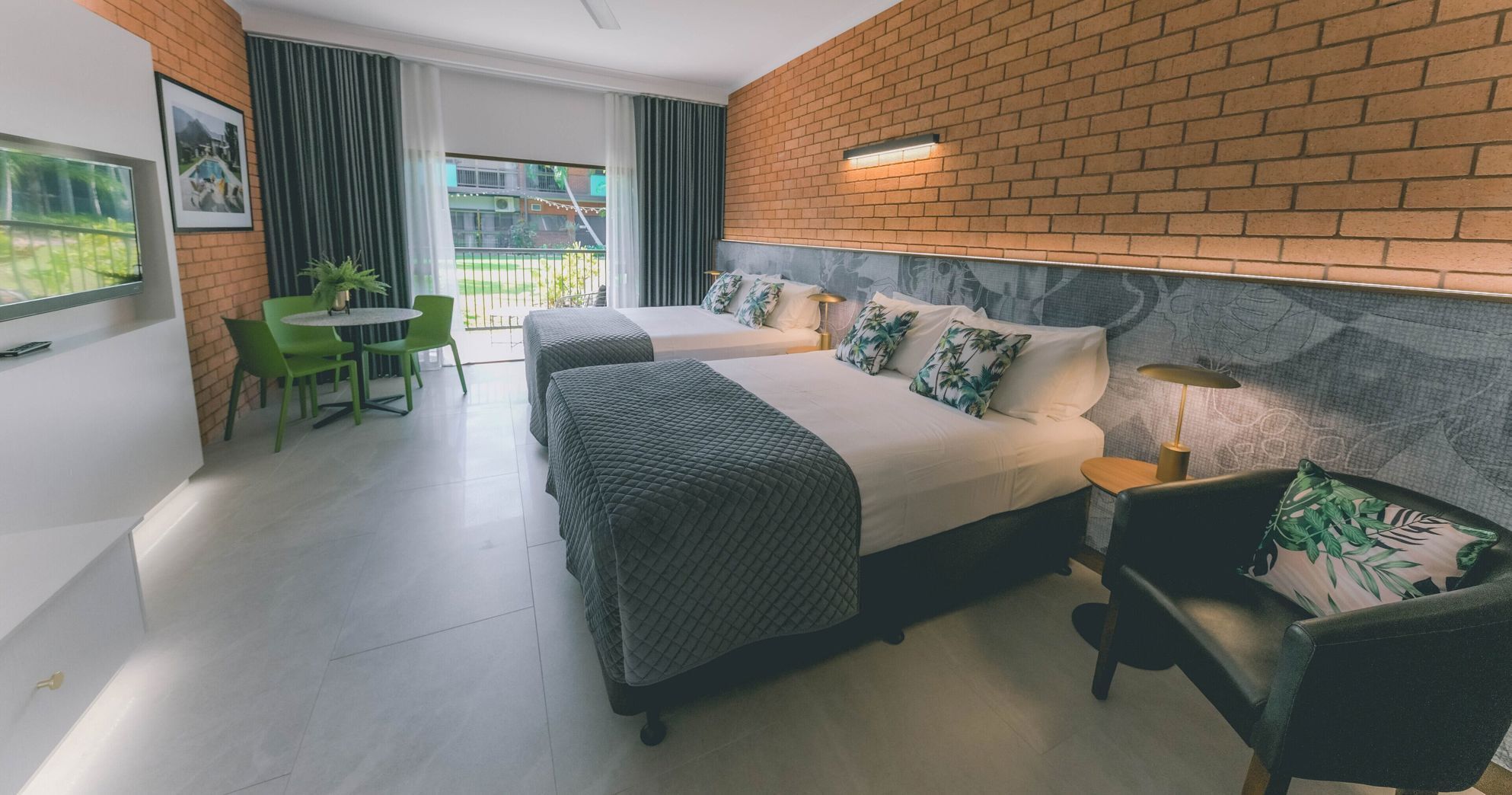 أغطية فراش متميزة ومكواة/لوح كي وواي فاي مجانًا