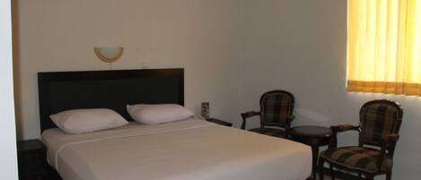 Deluxe Room | Desk, free cribs/infant beds, rollaway beds, free WiFi