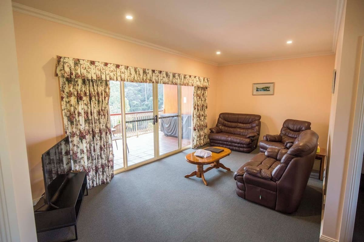 Cottage, 2 camere da letto | Area soggiorno | TV al plasma 40 pollici con canali digitali, TV