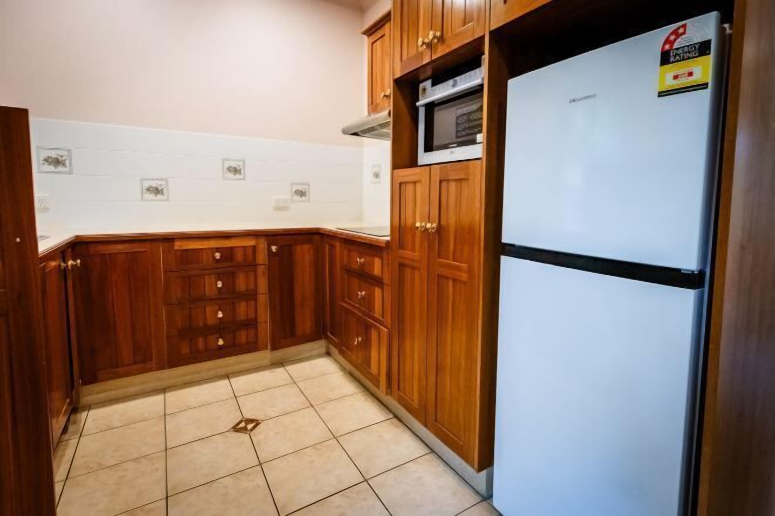 Private kitchen | Fridge, microwave, electric kettle