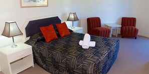 Departamento, 2 habitaciones | Tabla de planchar con plancha, cunas, camas extra y internet por cable