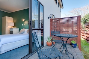 Outdoor dining - Parkside Lodge (Napier)