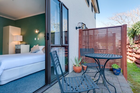 Deluxe Queen Room with Courtyard | Terrace/patio - Parkside Lodge (Napier)