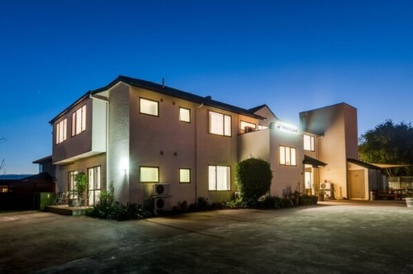 Front of property - evening/night - Parkside Lodge (Napier)