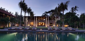 Piscina all'aperto, lettini