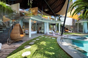 Outdoor pool, sun loungers - Villa Toraja by Lifestyle Retreats (Canggu)