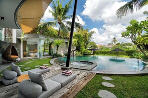 Outdoor pool, sun loungers - Villa Toraja by Lifestyle Retreats (Canggu)