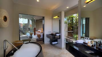 Vila Mewah, 4 kamar tidur, kolam renang pribadi, pemandangan kebun | Kamar mandi | Bathtub dan shower terpisah, bathtub besar,  dan pancuran hujan