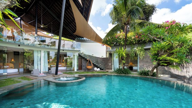 Outdoor pool, sun loungers - Villa Toraja by Lifestyle Retreats (Canggu)