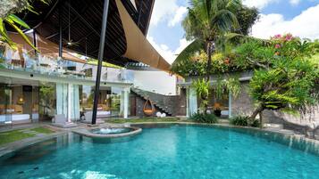 Outdoor pool, pool loungers