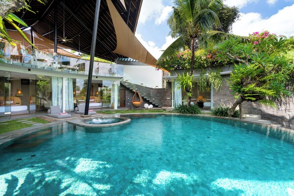 Outdoor pool, sun loungers - Villa Toraja by Lifestyle Retreats (Canggu)