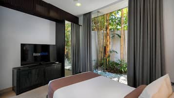 ميني بار وخزنة داخل الغرفة ومكتب ومساحة عمل للكمبيوتر المحمول