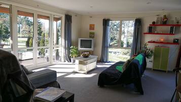 Cottage | Ruang tamu | TV