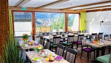 Tägliches Frühstücksbuffet (7 EUR pro Person)