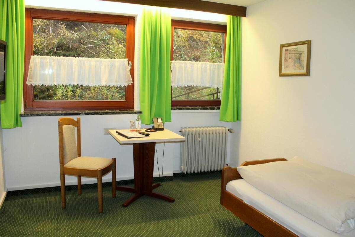 Standaard eenpersoonskamer | Hypoallergeen beddengoed, een bureau, een laptopwerkplek