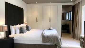 Deluxe Studio | Egyptian cotton sheets, premium bedding, in-room safe, desk