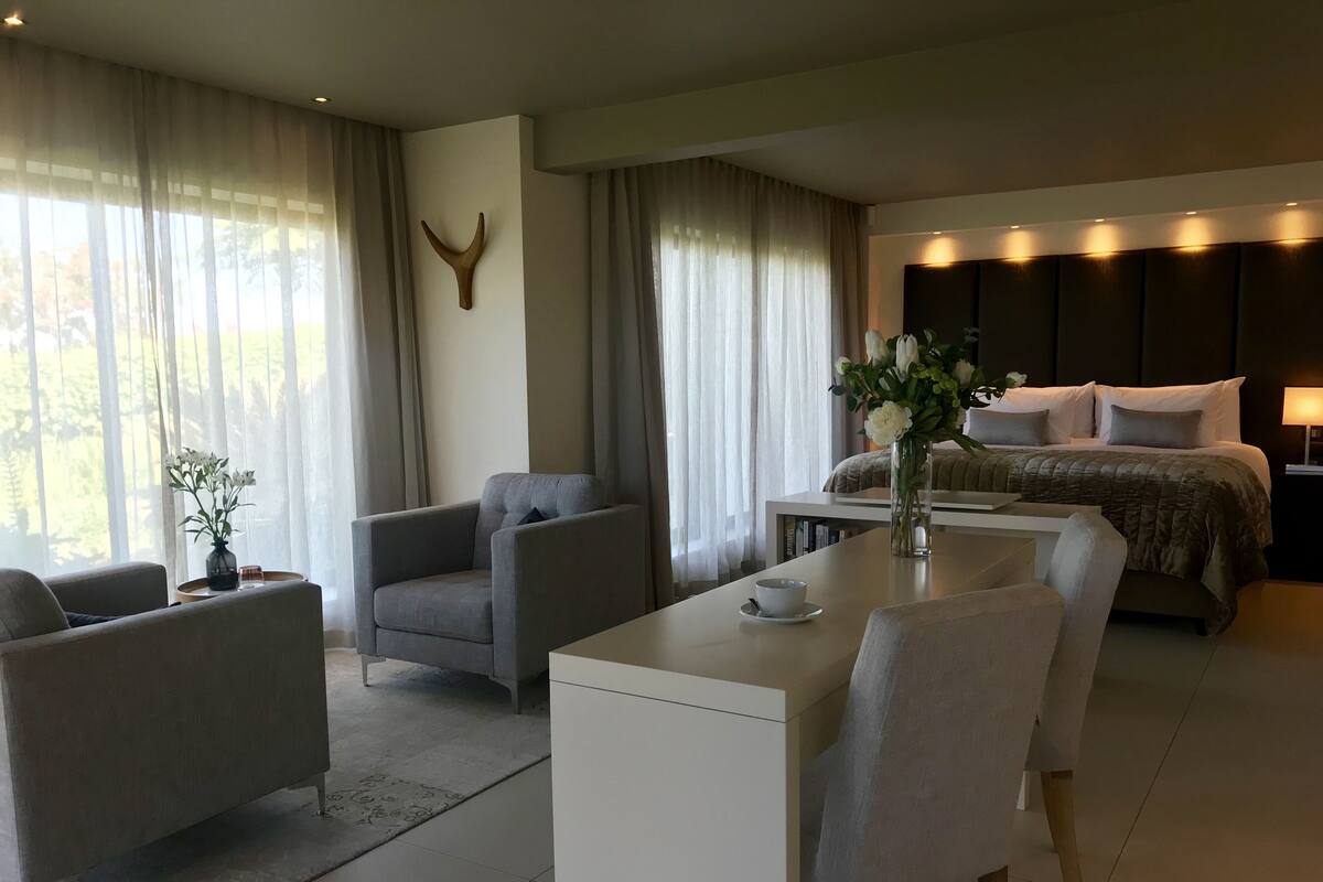 Bay View Suite | 客厅 | 43-英寸智能电视（配备有线频道）、书、加热地板