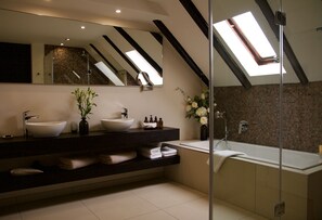 Vermeer Suite | Phòng tắm | Đồ dùng nhà tắm miễn phí, máy sấy tóc, áo choàng tắm, khăn tắm 