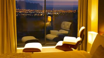 Sea View Suite | Ruang tamu | 43 inci sebuah televisyen pintar dengan kabel, buku-buku
