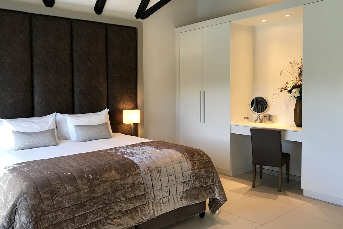 Grande Suite | 埃及棉床单、高档床上用品、客房内保险箱、办公桌