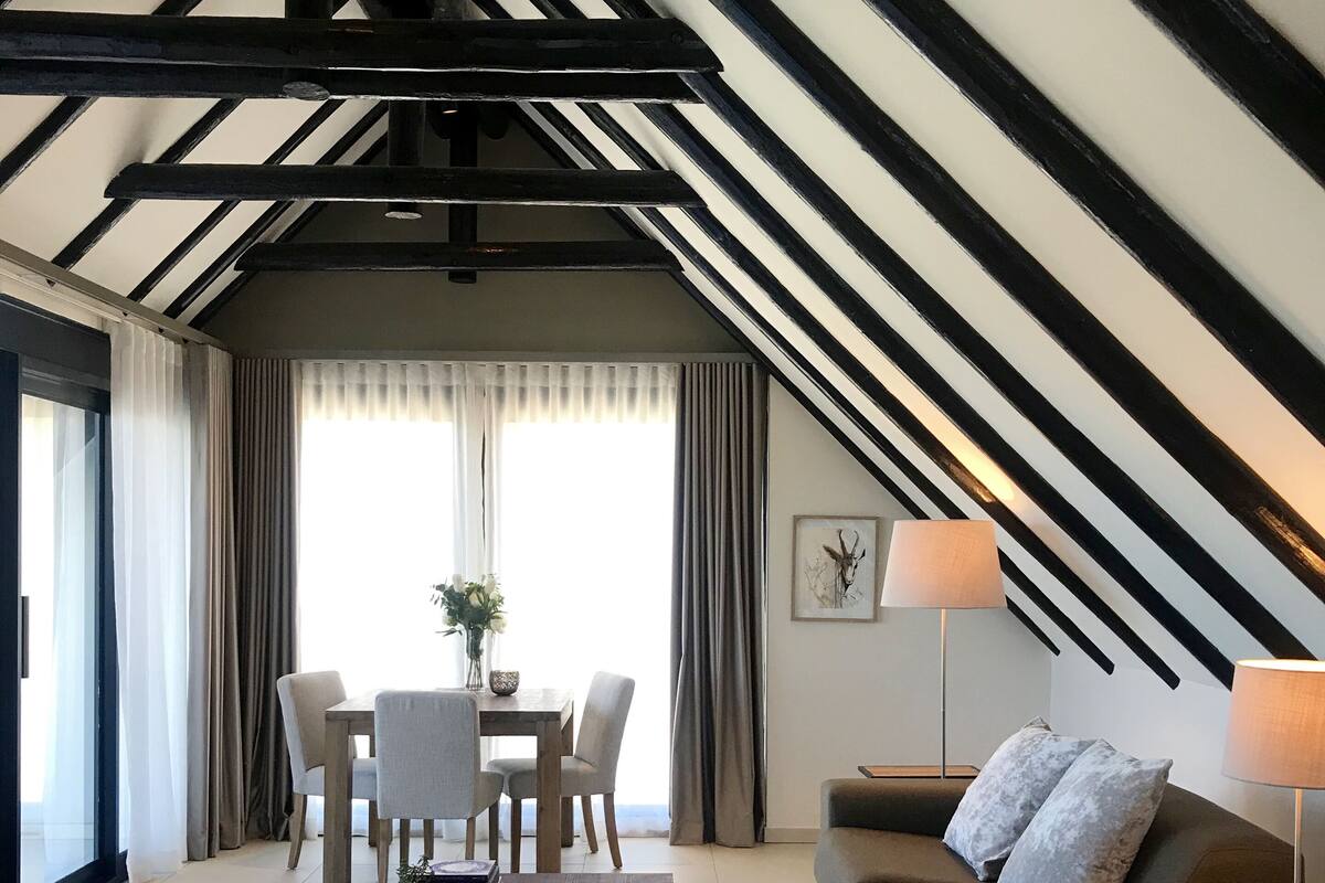 Vermeer Suite | 起居区 | 43-英寸智能电视（配备有线频道）、书、加热地板