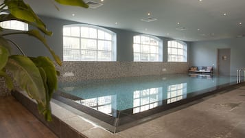 Indendørs pool, åben fra kl. 07.00 til kl. 23.00, liggestole