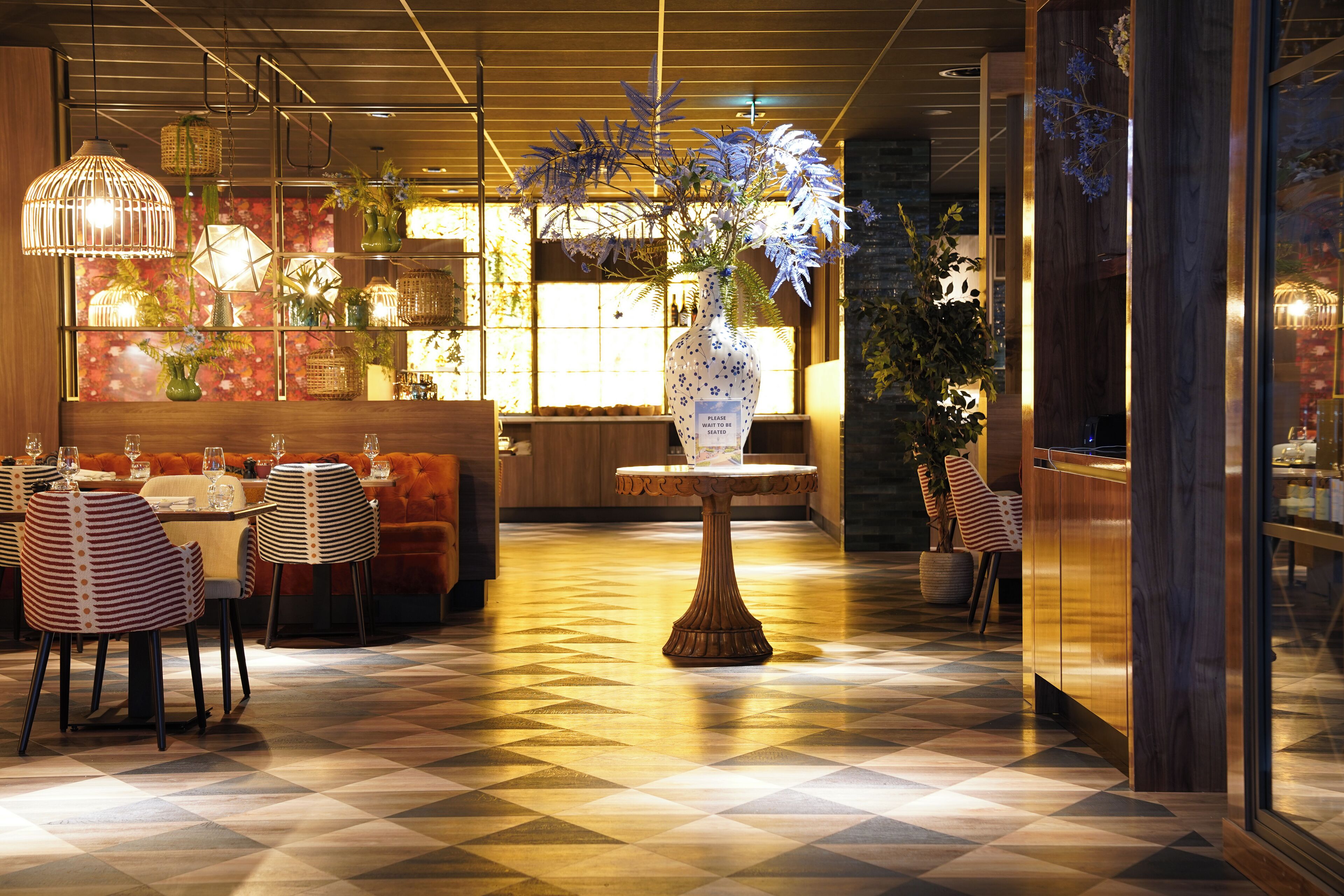 Serveert lunch, diner, brunch, regionale gerechten 