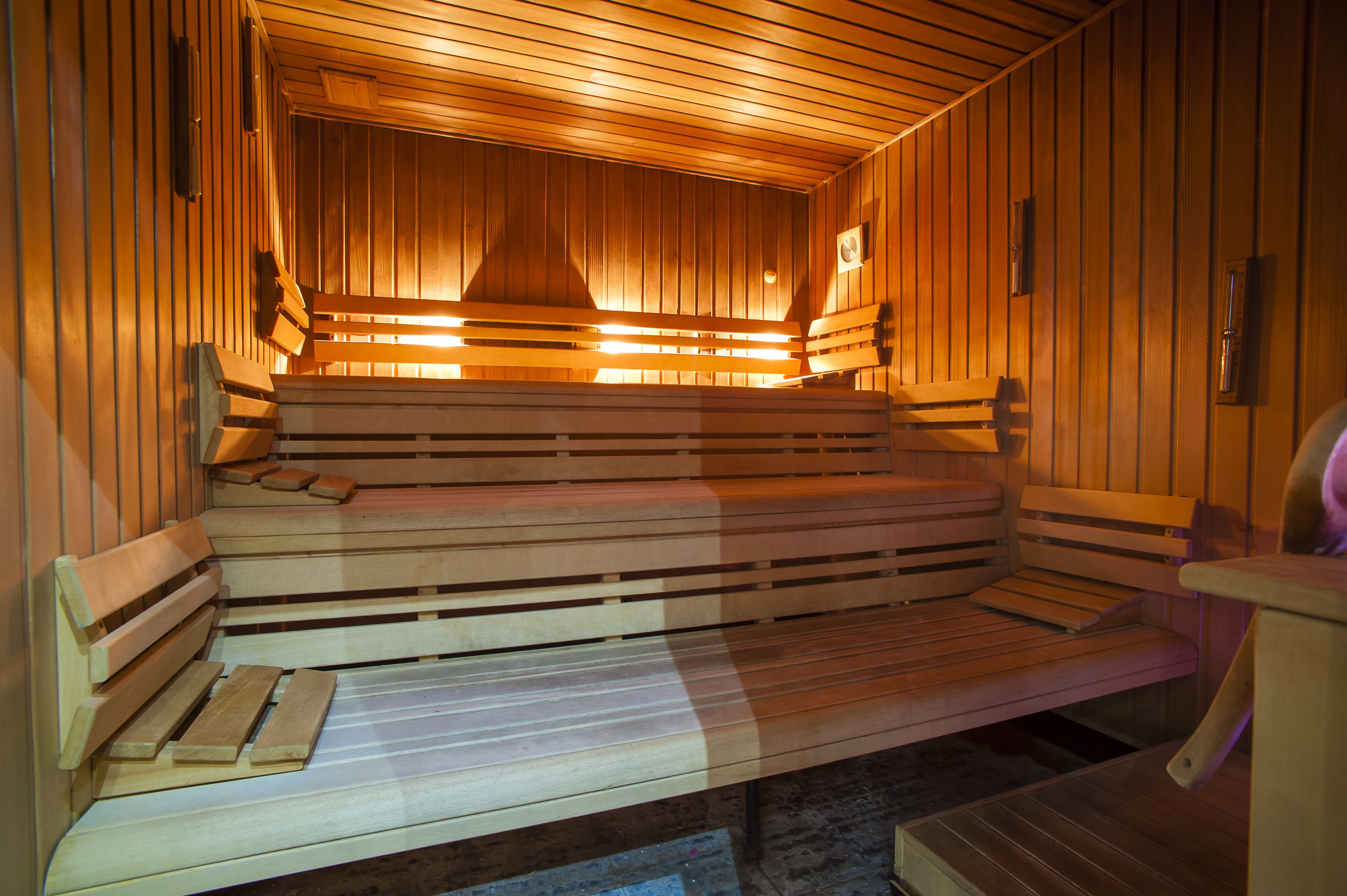 Een houten sauna met banken.