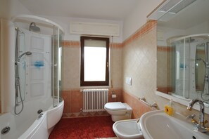 Triple Room | Bathroom | Shower, rainfall showerhead, hair dryer, bidet