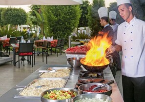2 間餐廳；供應早餐、晚餐；土耳其菜