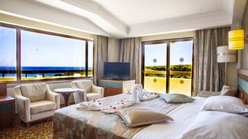 Deluxe Family Room Connecting | Premium bedding, minibar, in-room safe, laptop workspace