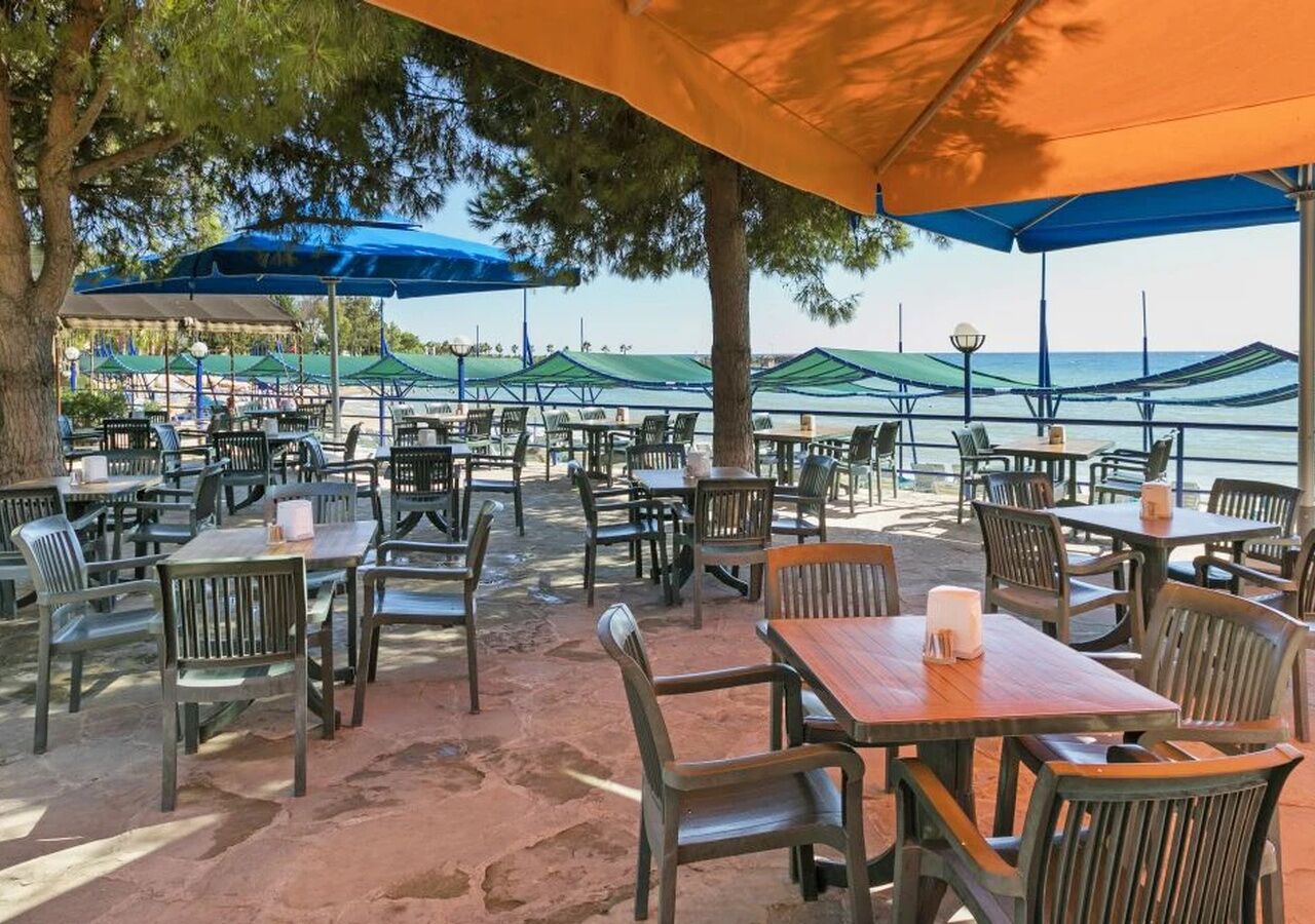 2 restaurantes, se sirven desayunos, cenas y cocina turca