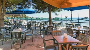 2 restaurantes, se sirven desayunos, cenas y cocina turca