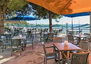 2 restaurantes; se sirven desayunos, cenas y cocina turca 