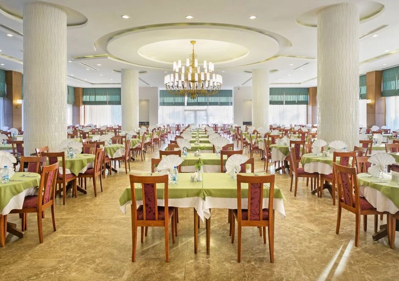 2 restaurantes, se sirven desayunos, cenas y cocina turca