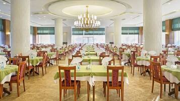 2 restaurantes, se sirven desayunos, cenas y cocina turca