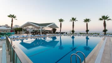 Piscine couverte, piscine extérieure (ouverte en saison)