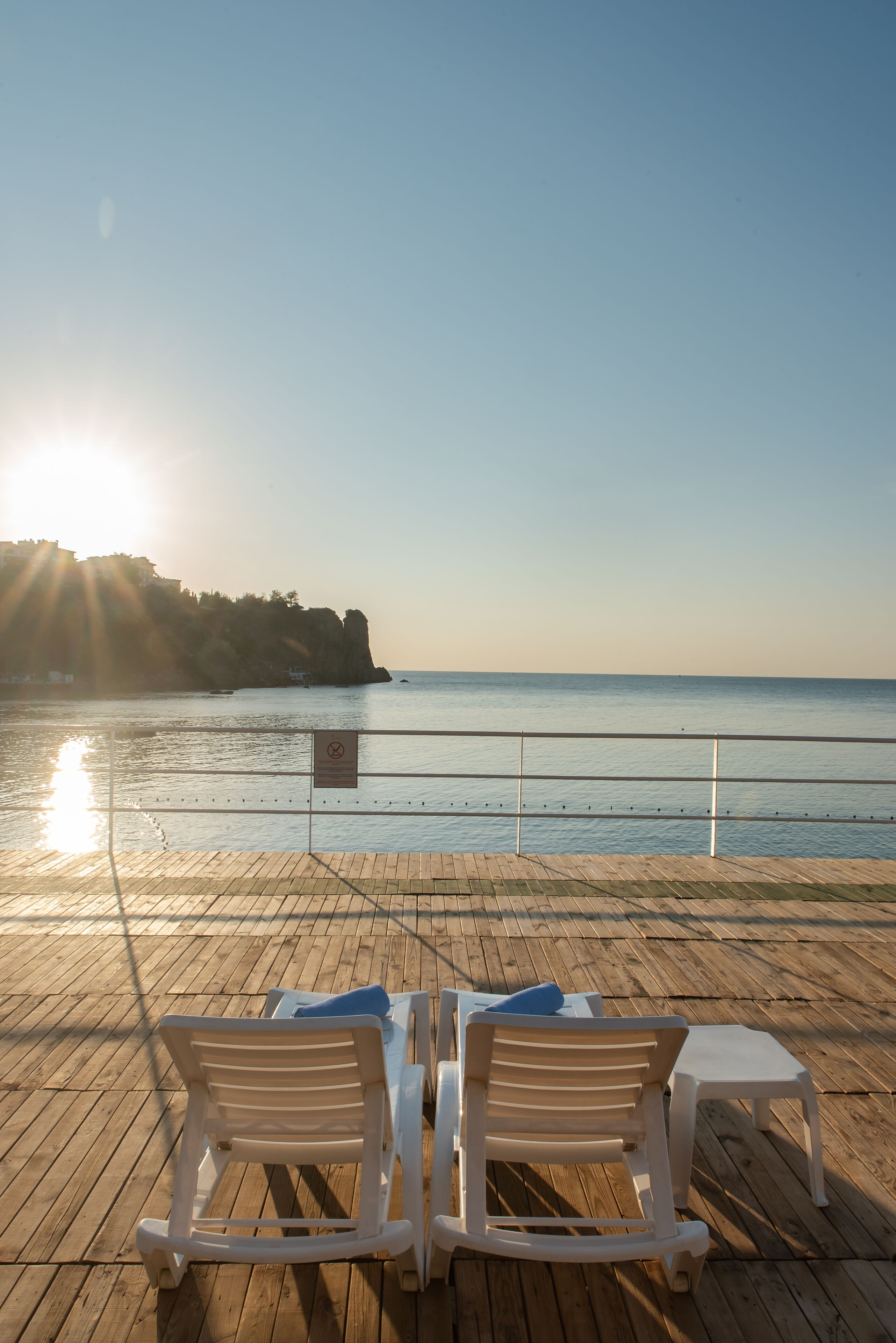 Playa privada, sillas reclinables de playa, sombrillas, toallas de playa