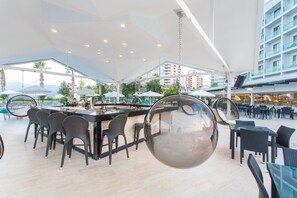 Bar au bord de la piscine