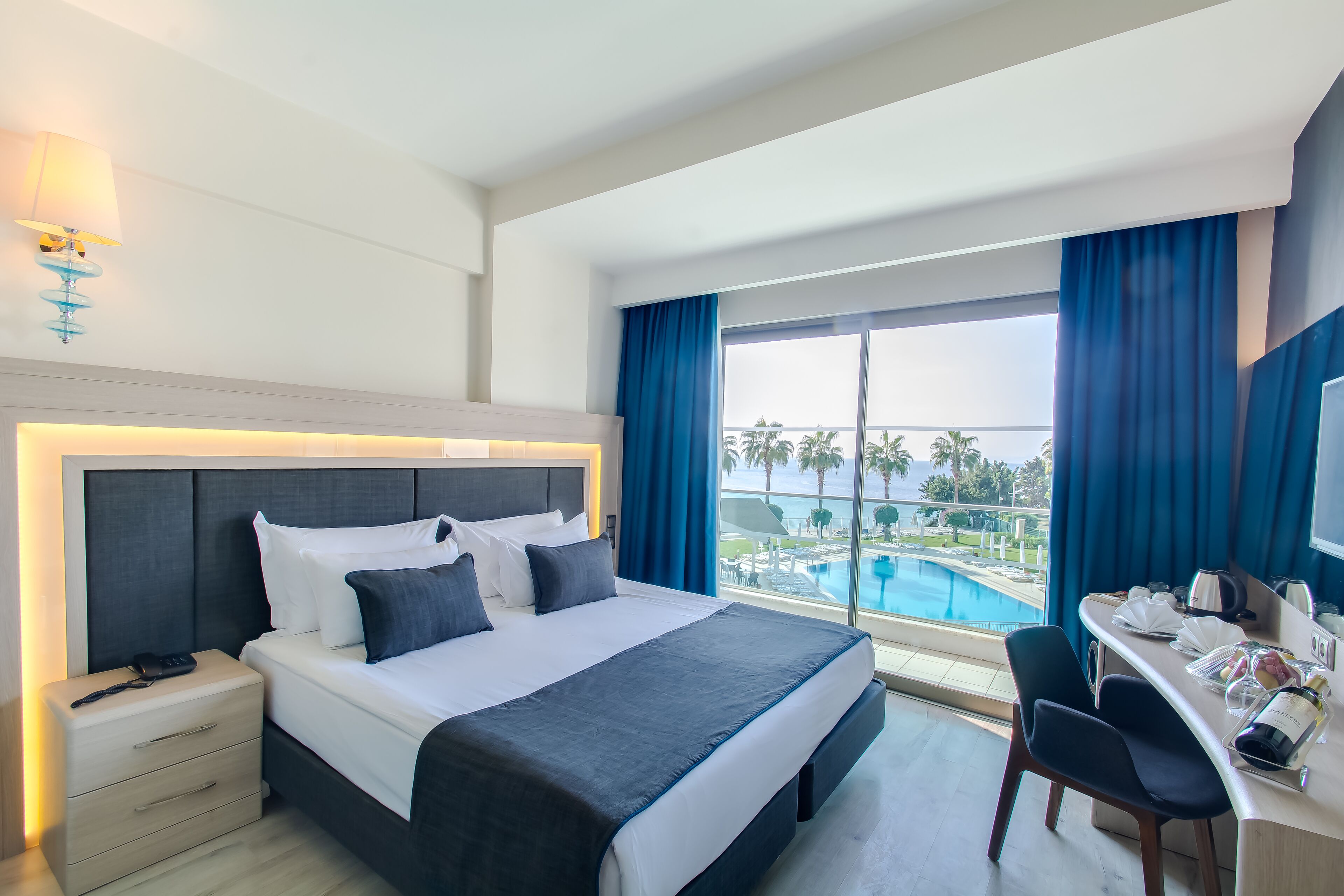 Caja de seguridad en la habitación, escritorio y cortinas blackout 