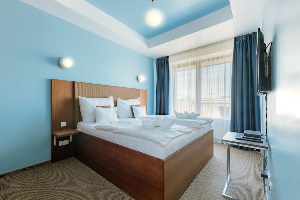 Two-Bedroom Apartment for 4 people | 1 bedroom, minibar, blackout drapes, iron/ironing board