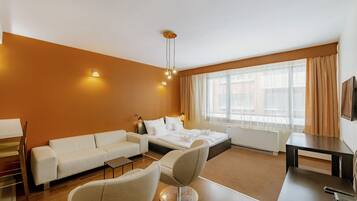 One-bedroom Apartment for 4 people | Minibar, blackout curtains, iron/ironing board, free WiFi