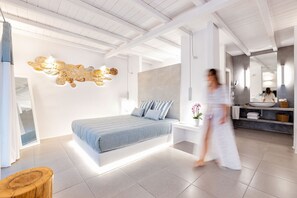 Deluxe suite | Een kluis op de kamer, geluiddichte muren, een strijkplank/strijkijzer