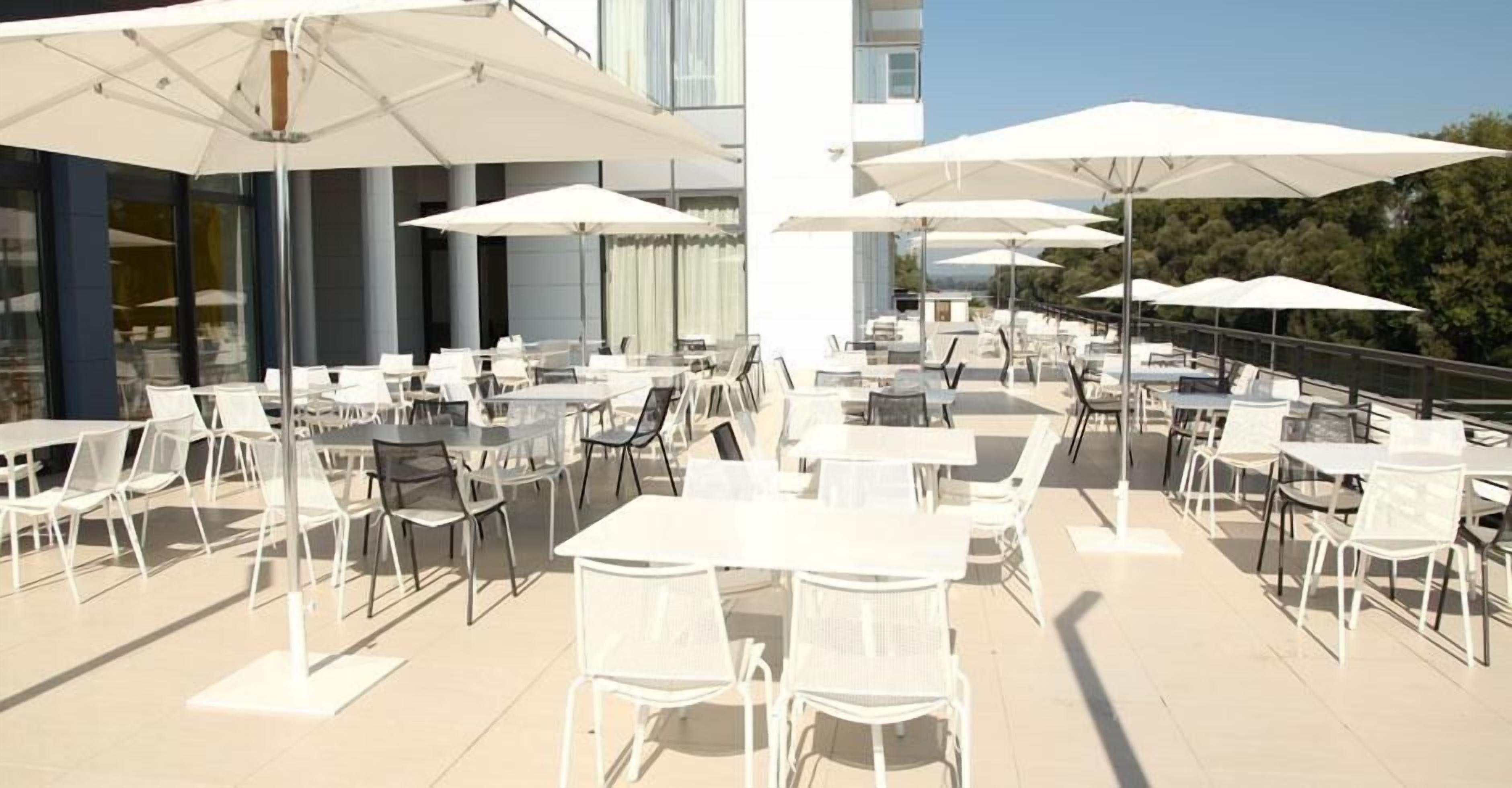 2 restaurants, international cuisine